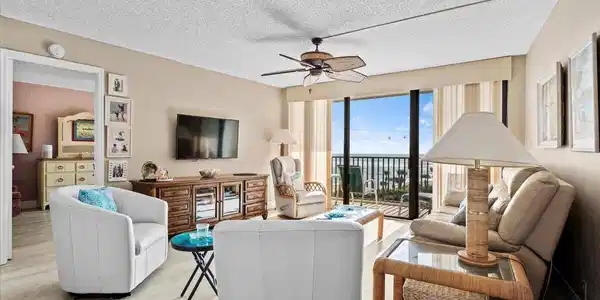 Image 4: Oceanfront Living Room