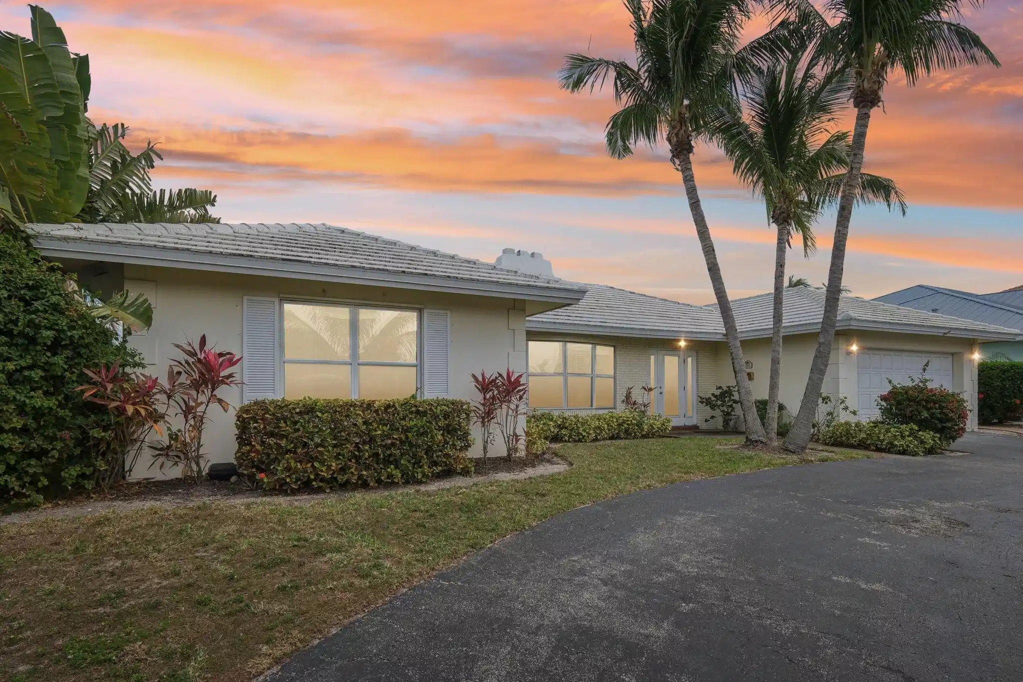 Image 1: Lovely LHP in prestigious Venetian Isles