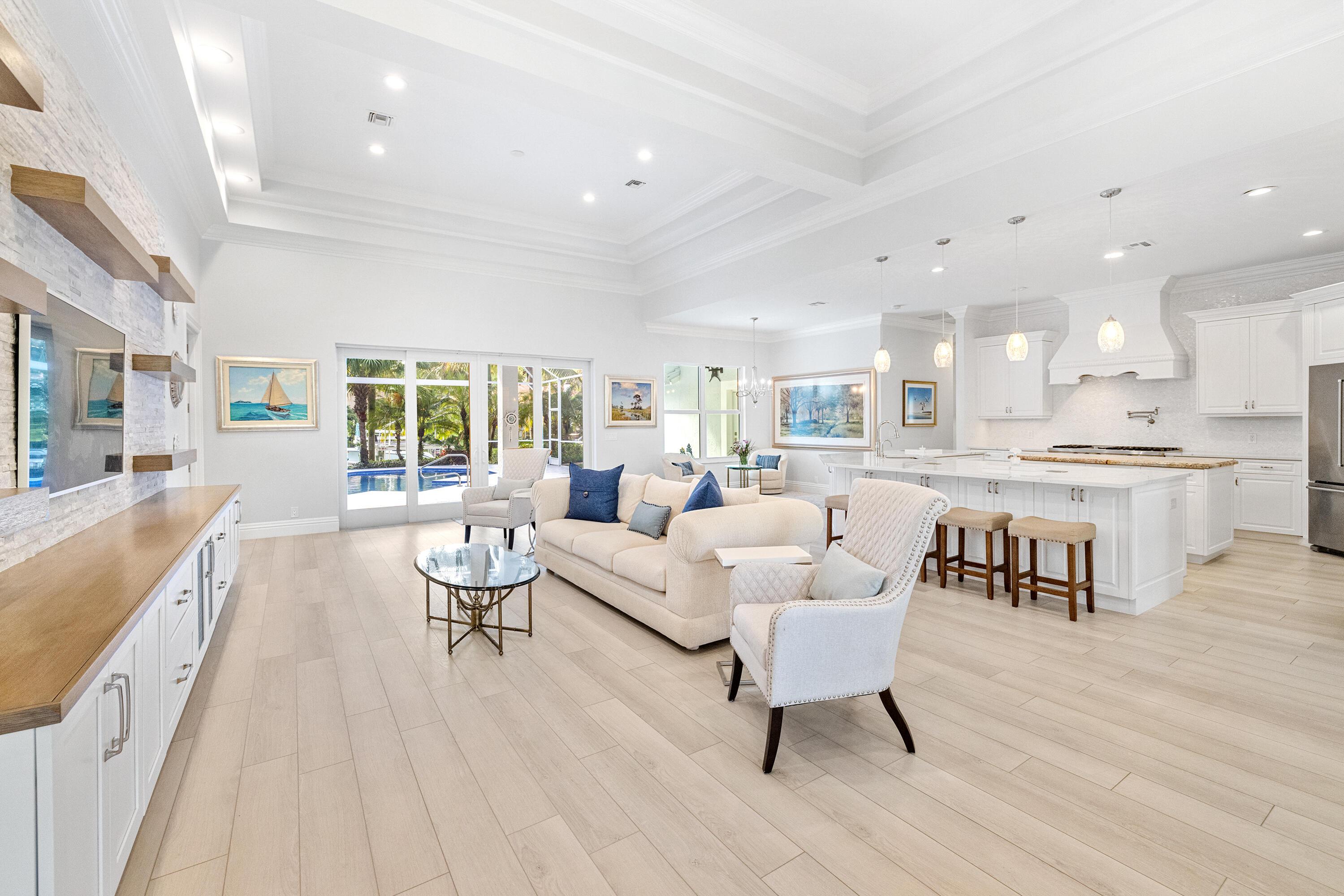 Image 4: Living room