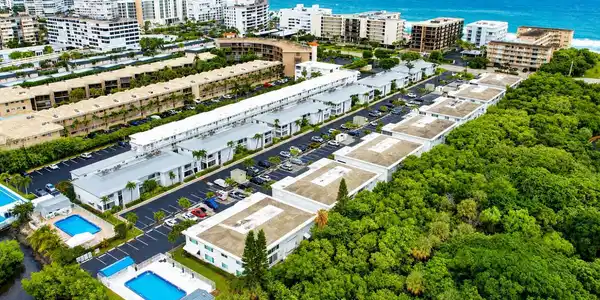 Image 2: South Palm Beach Villas
