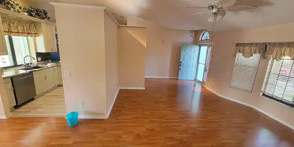 Image 2: 1 living room