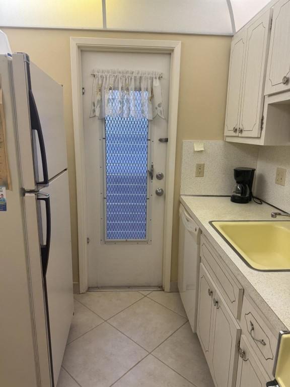 Image 4: Kitchen
