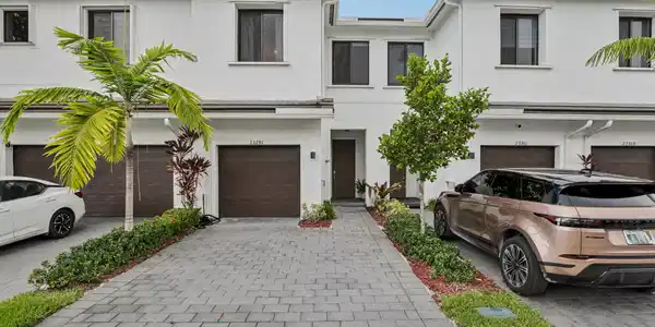 Image 2: 2-web-or-mls-SW 110th Ct-S0710-002