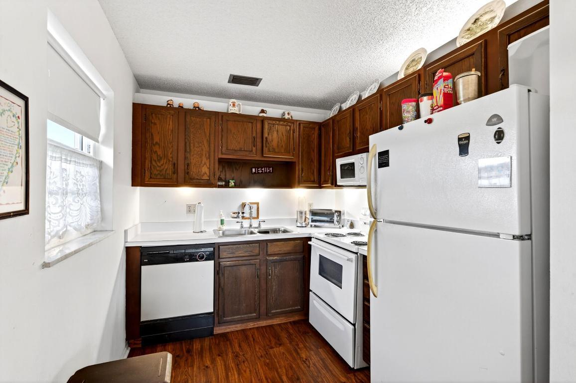 Image 3: 108 Spring Lake Drive - 203 -9