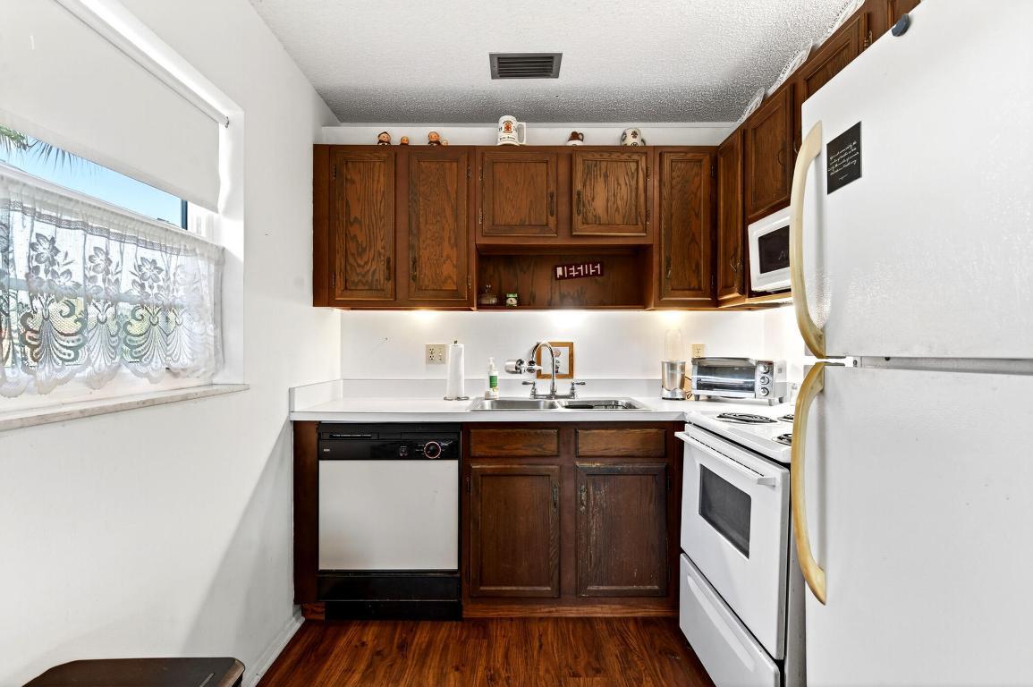 Image 4: 108 Spring Lake Drive - 203 -13