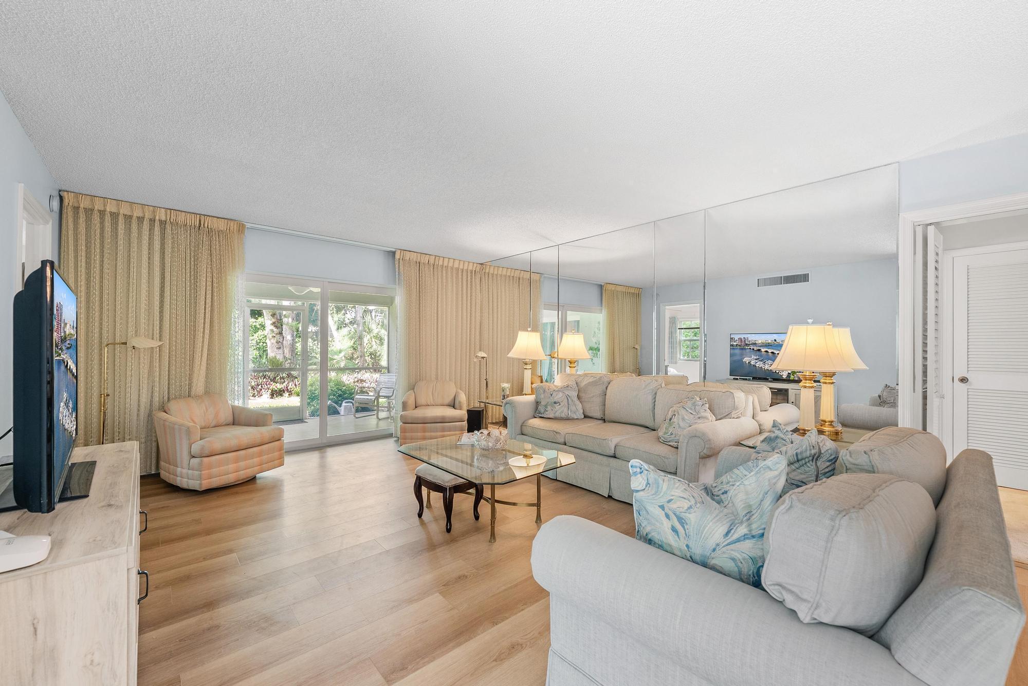 Image 3: Living Room