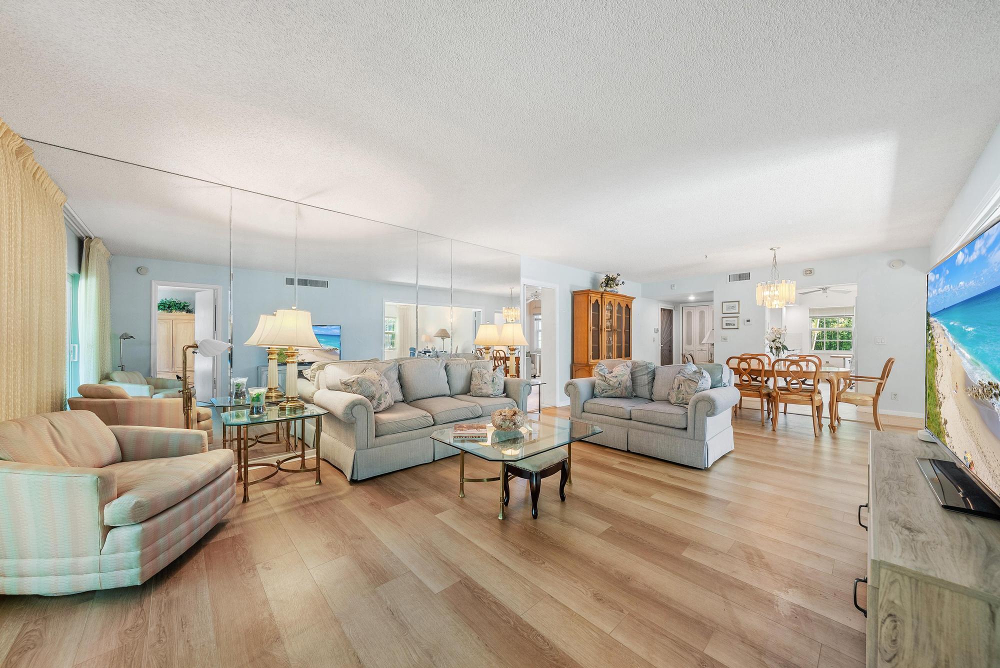 Image 4: Living Room