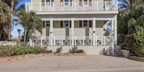 Image 4: 1031 SE MacArthur Blvd Stuart-large-005-