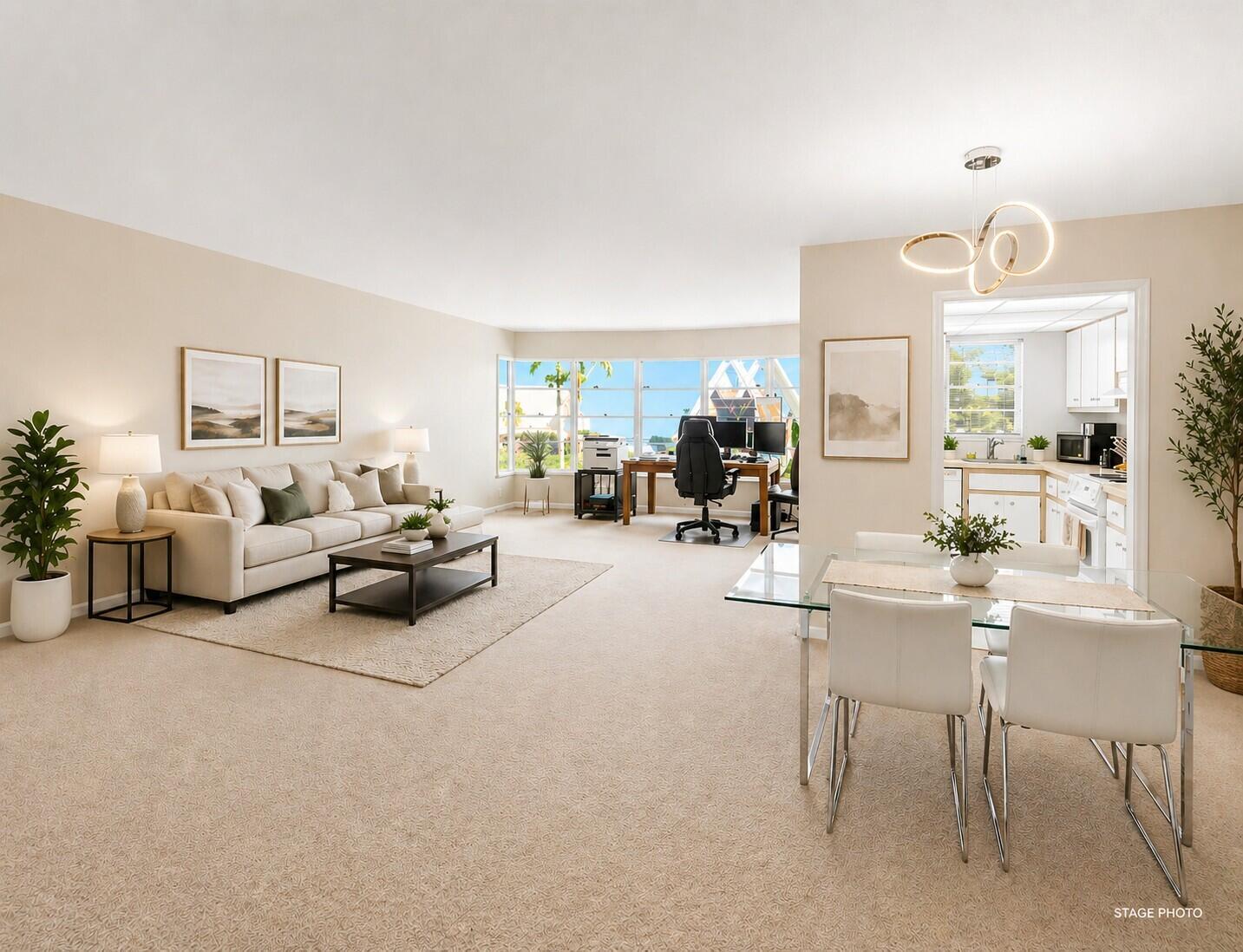 Image 4: 4- LIVING ROOM