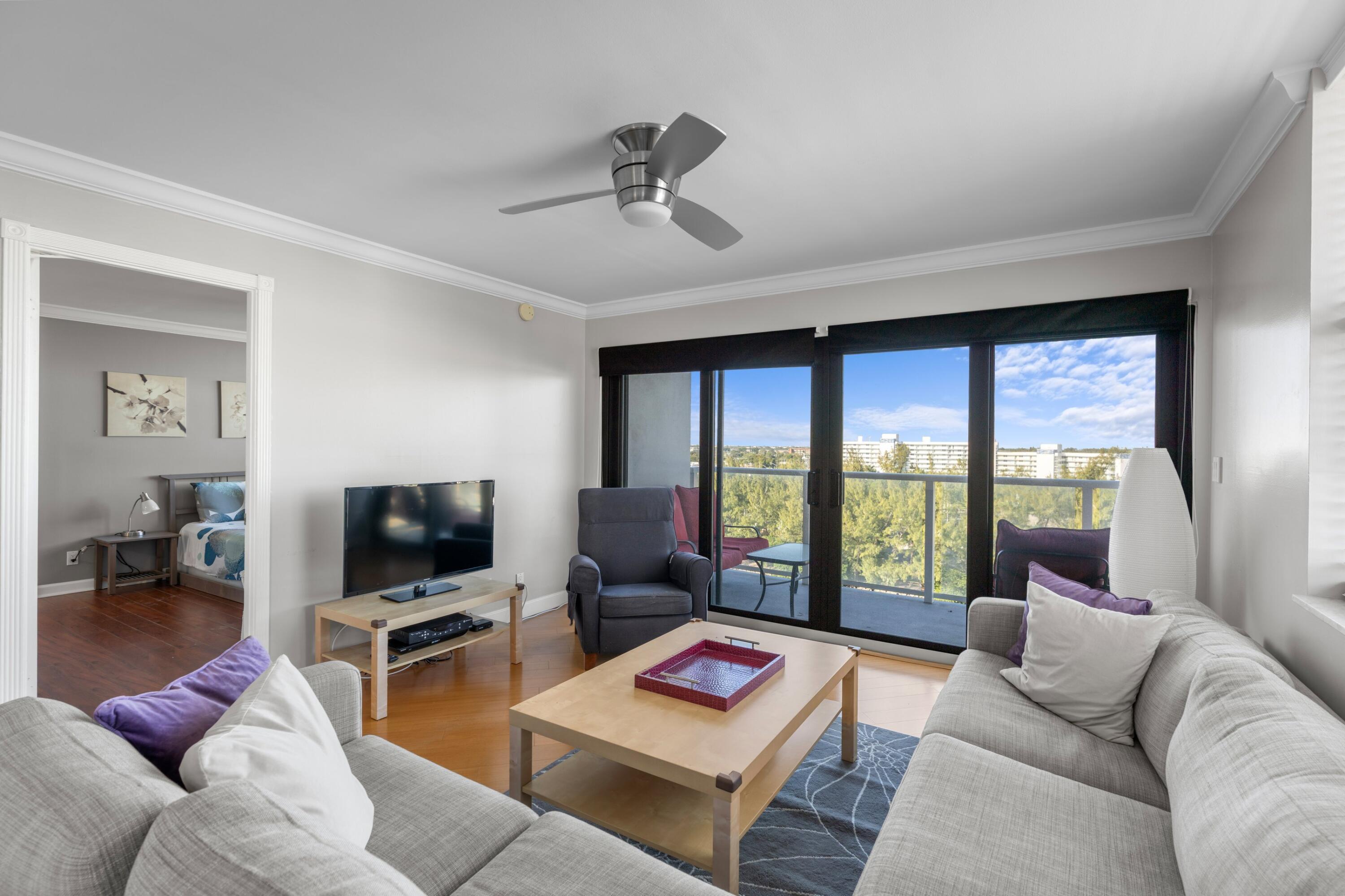 Image 4: Living Room