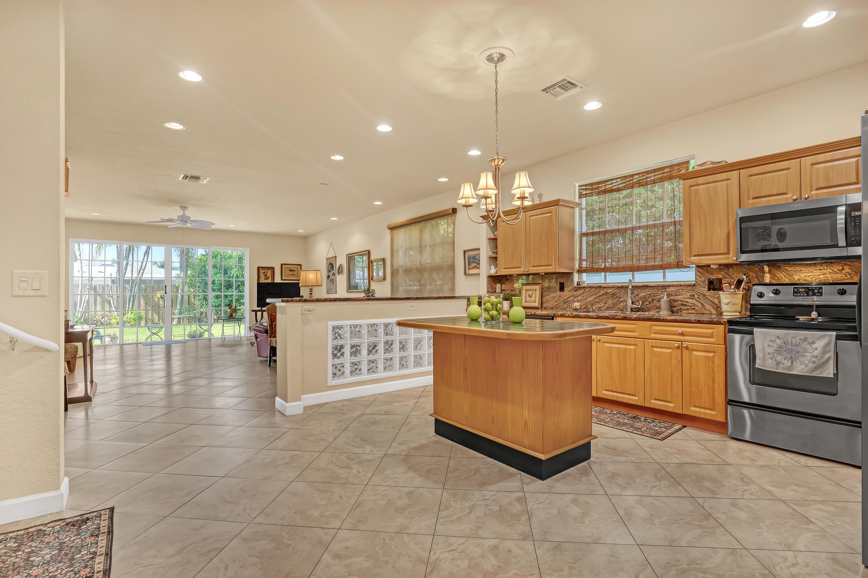 Image 3: 2560 NE 11th (10)