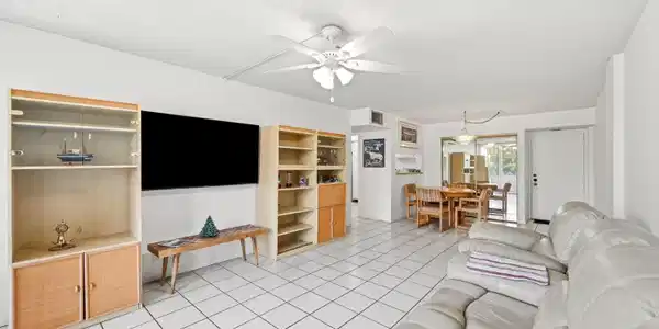Image 3: Living Room