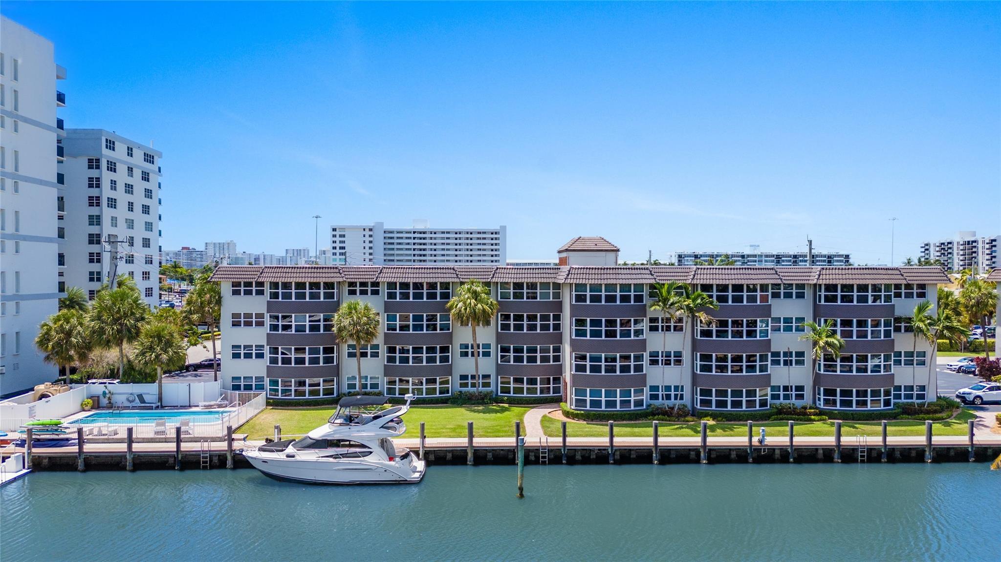 Image 3: COASTAL LIVING AT ITS BEST FOR BEACH & BOAT LOVERS