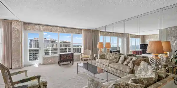Image 3: Living room