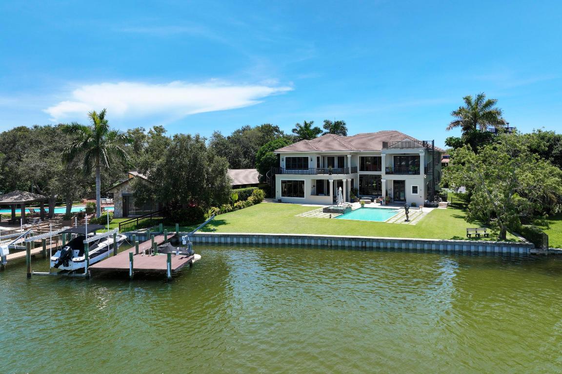 Image 3: BACK EXTERIOR