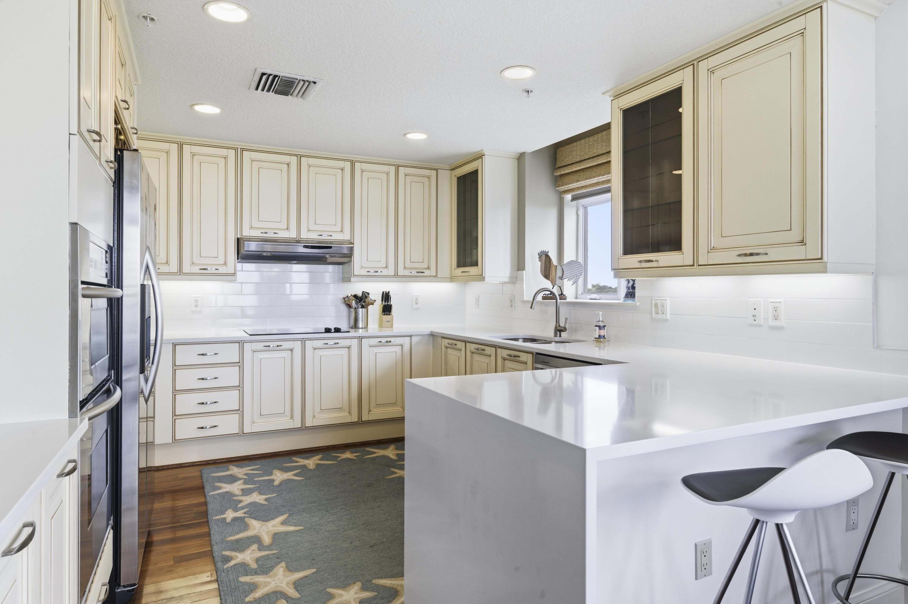 Image 3: KITCHEN
