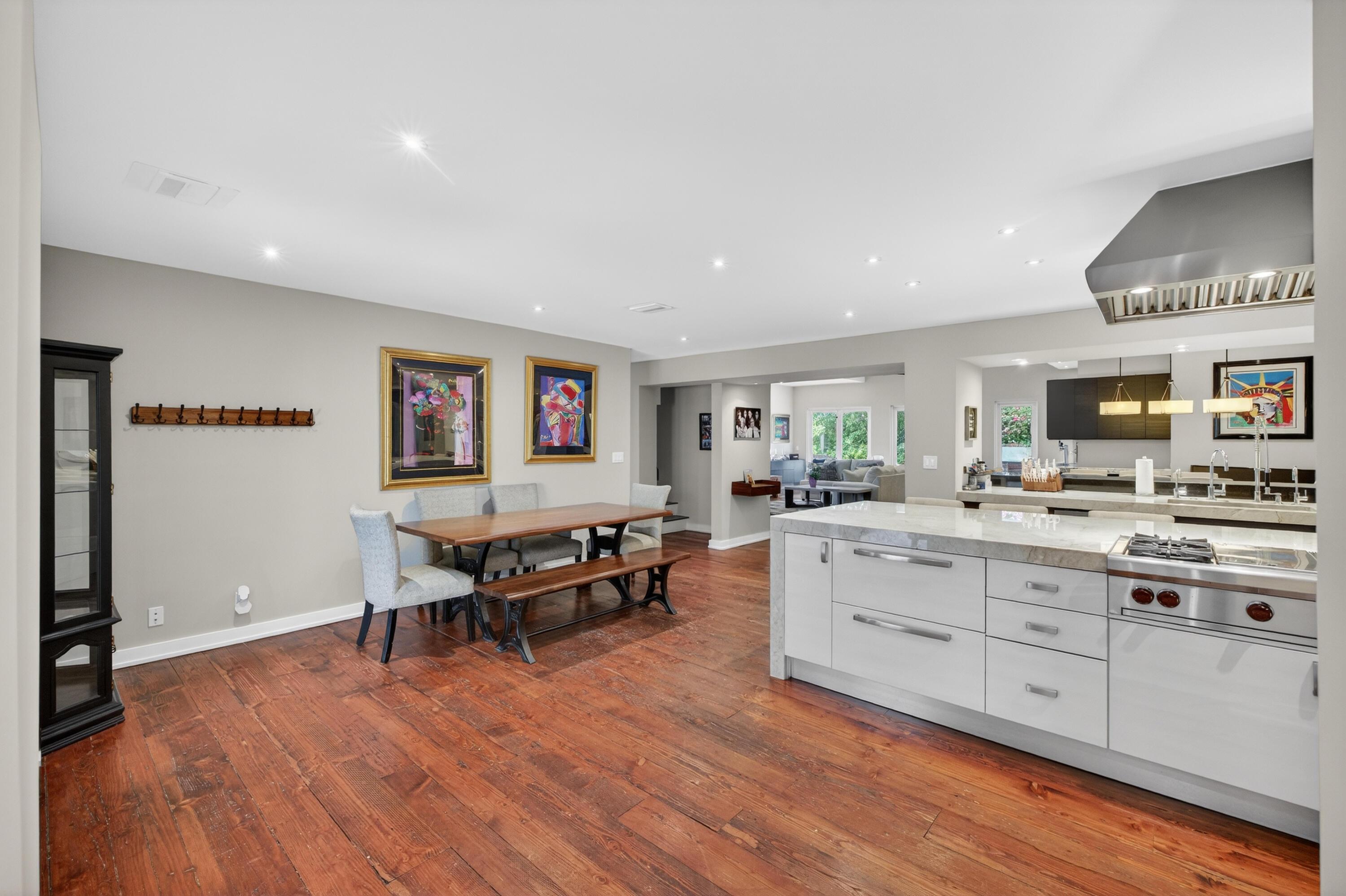 Image 2: Breakfast Area & Kitchen