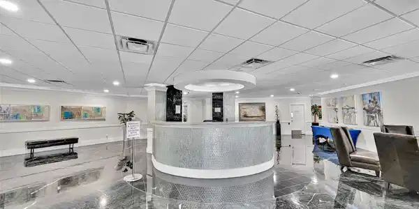 Image 2: Gorgeous Lobby