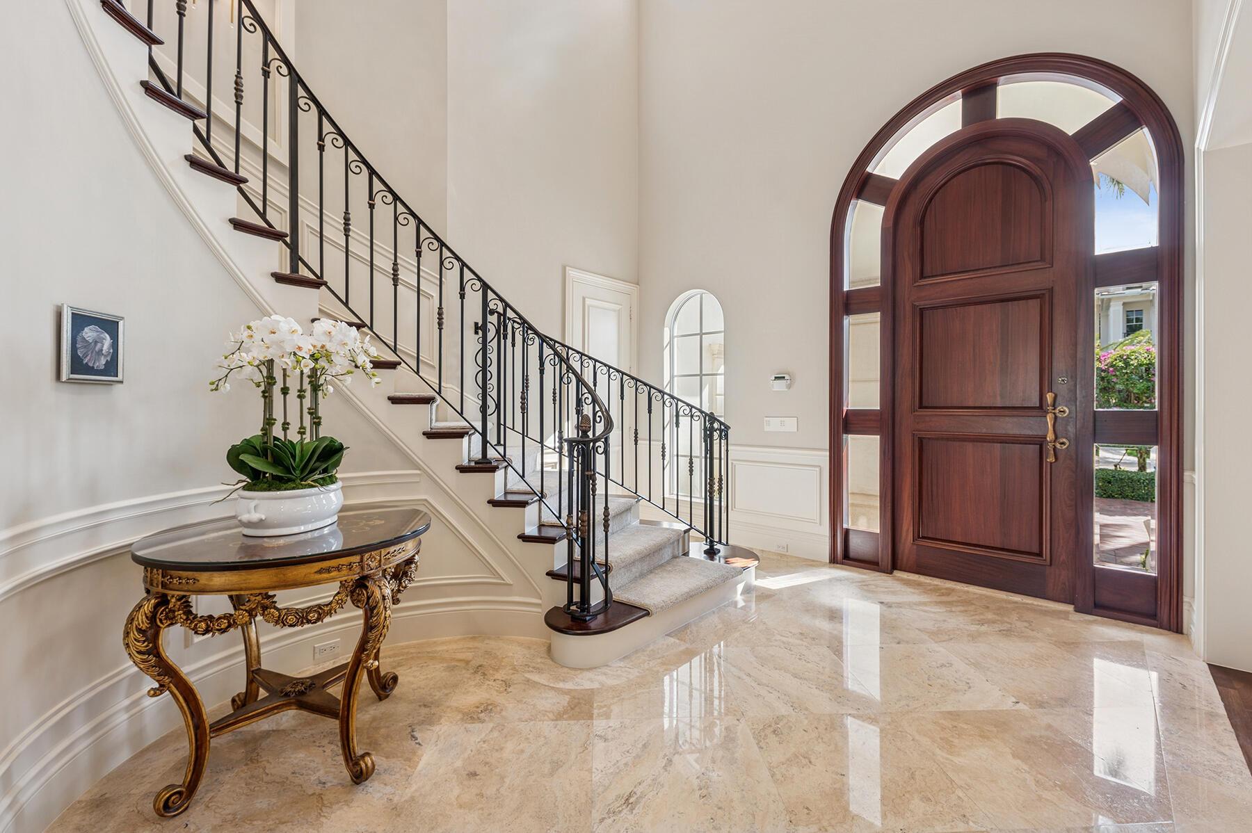 Image 3: Foyer Entry