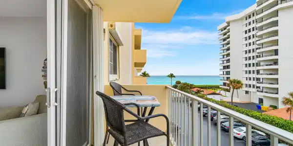 Image 4: 022-630OceanDrive-410-JunoBeach-FL-33408