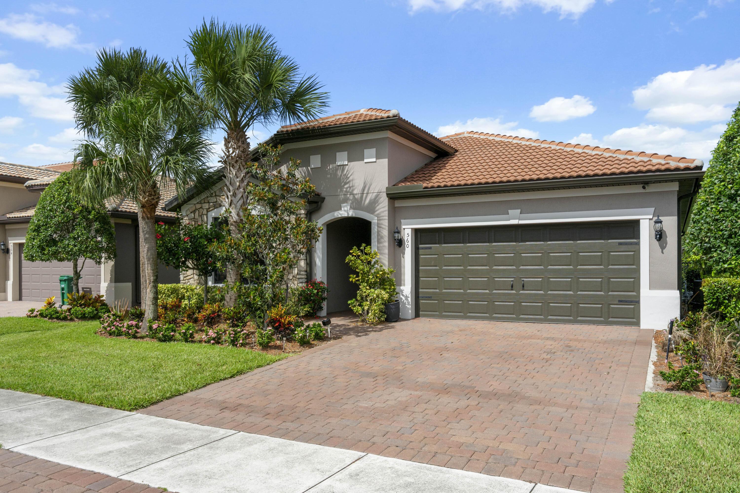 Image 2: 2 Car Garage