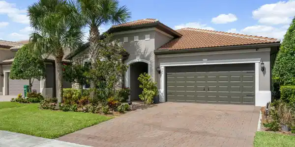 Image 2: 2 Car Garage