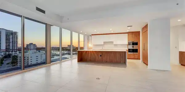 Image 3: DINING ROOM/LIVING ROOM
