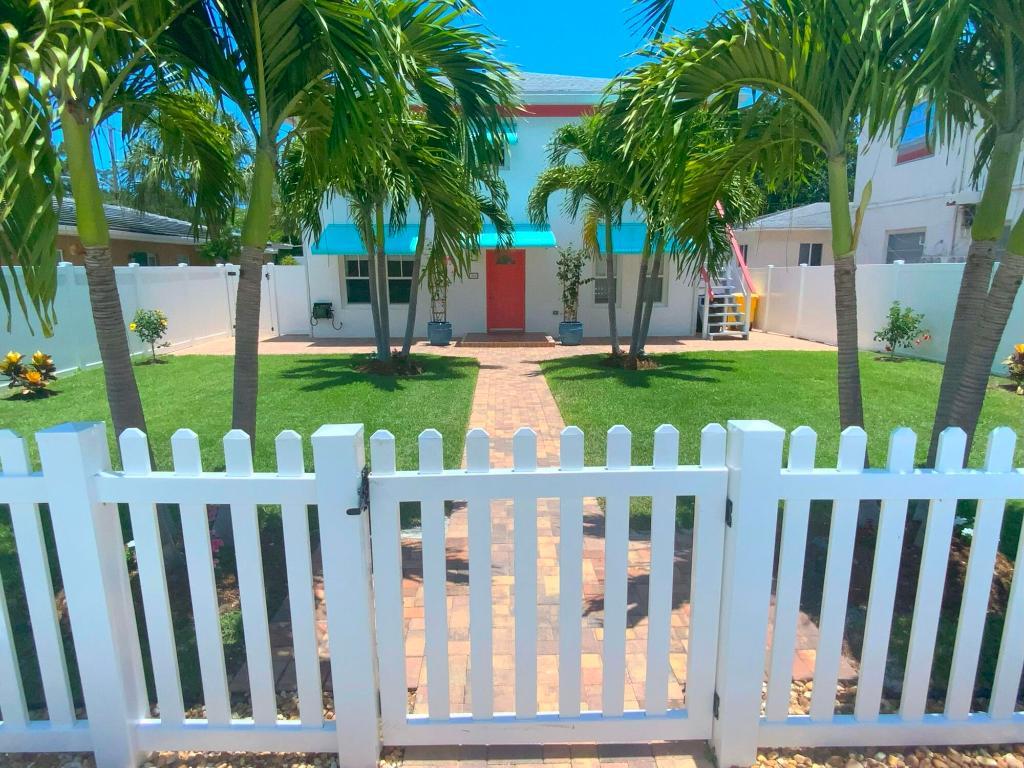Image 3: White Picket Fence