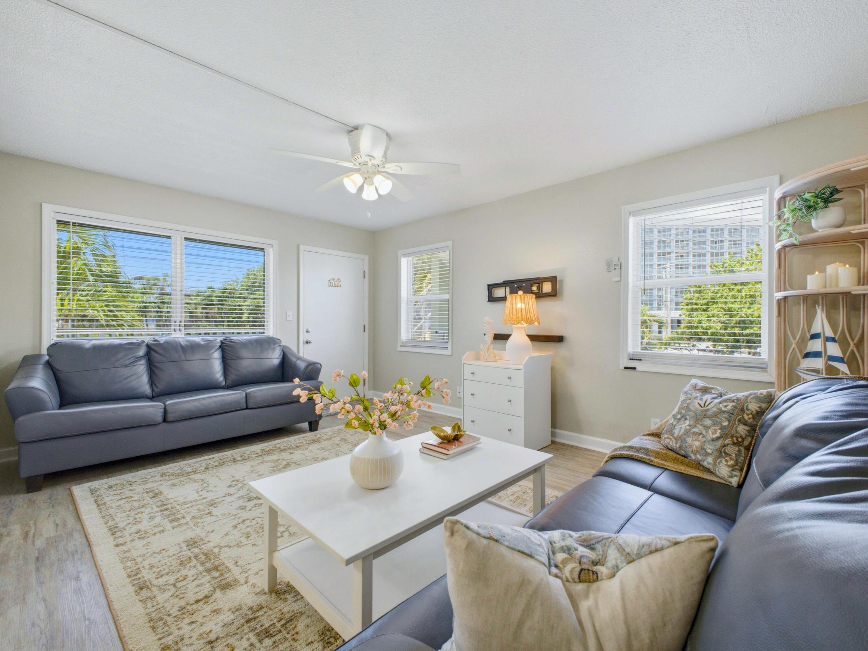 Image 3: Living Room