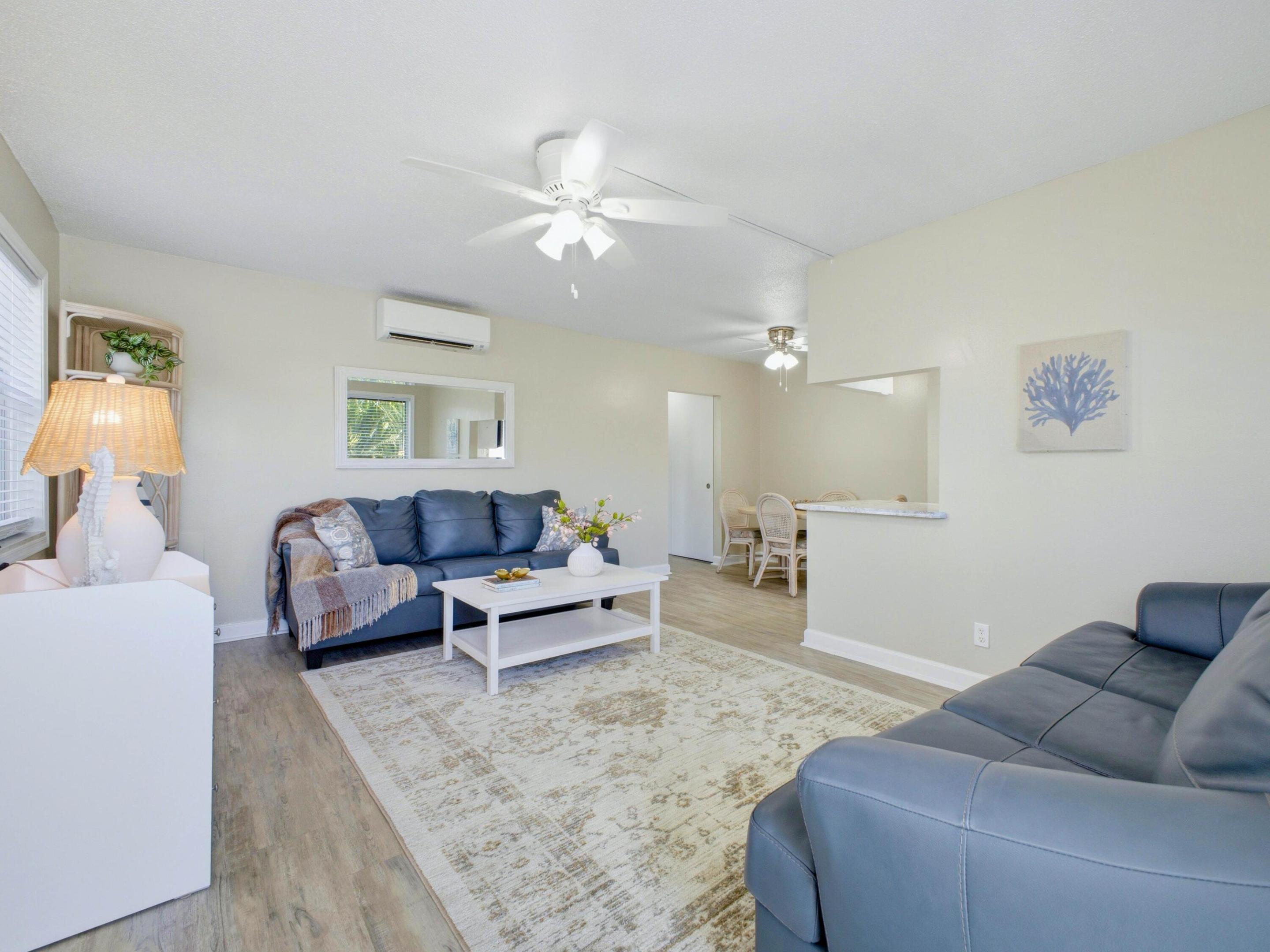 Image 4: Living Room