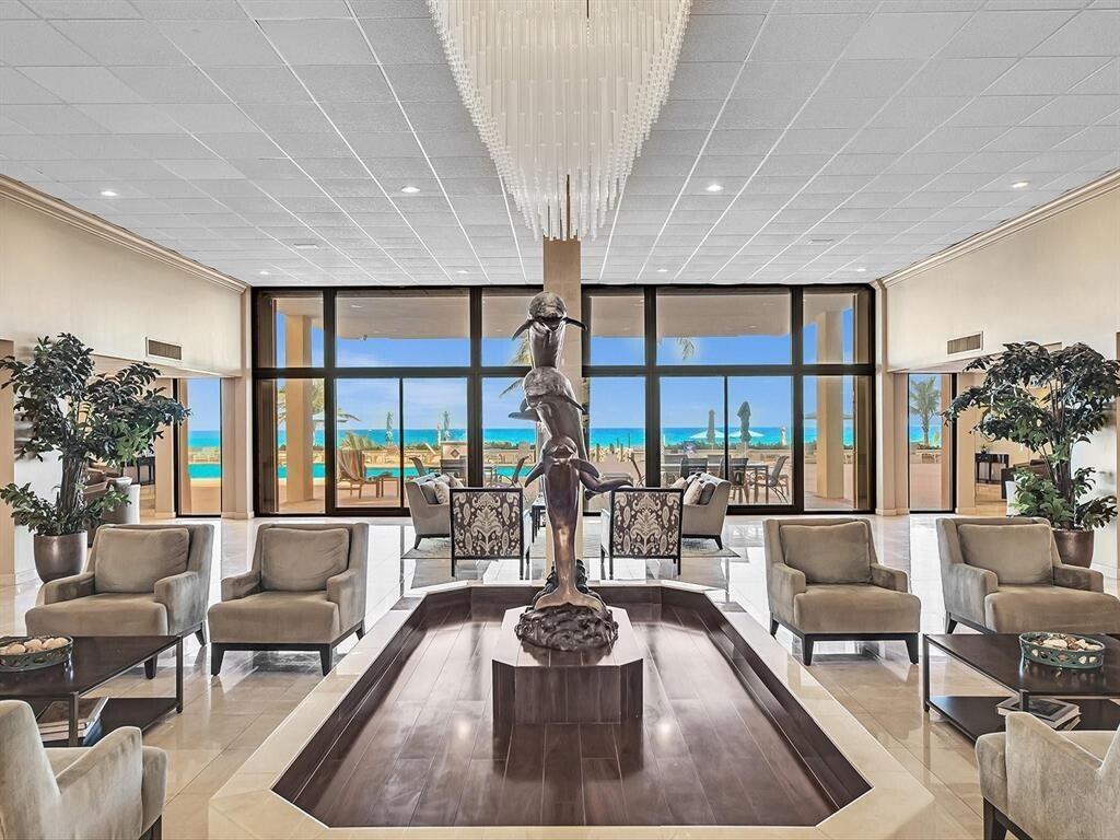Image 3: Lobby