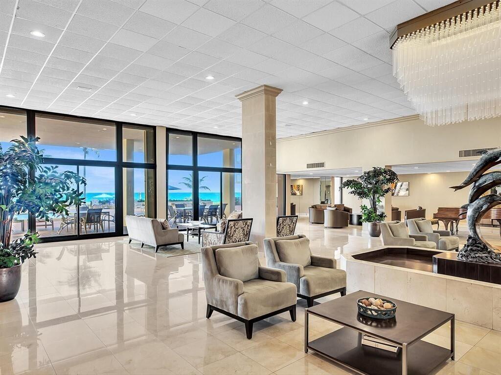 Image 4: Lobby