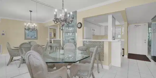 Image 4: Dining room