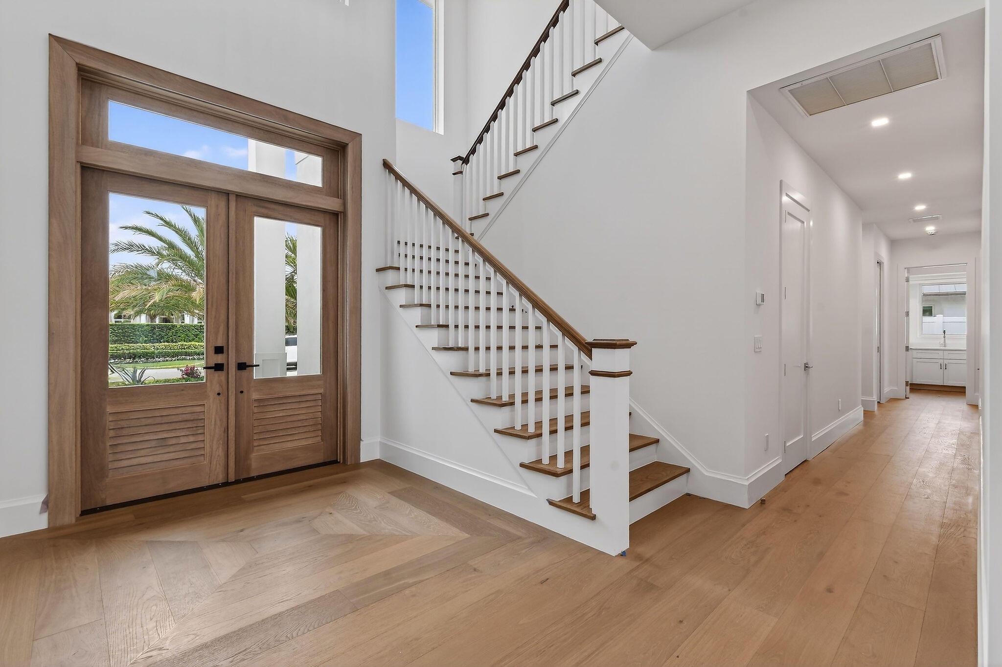 Image 4: Foyer