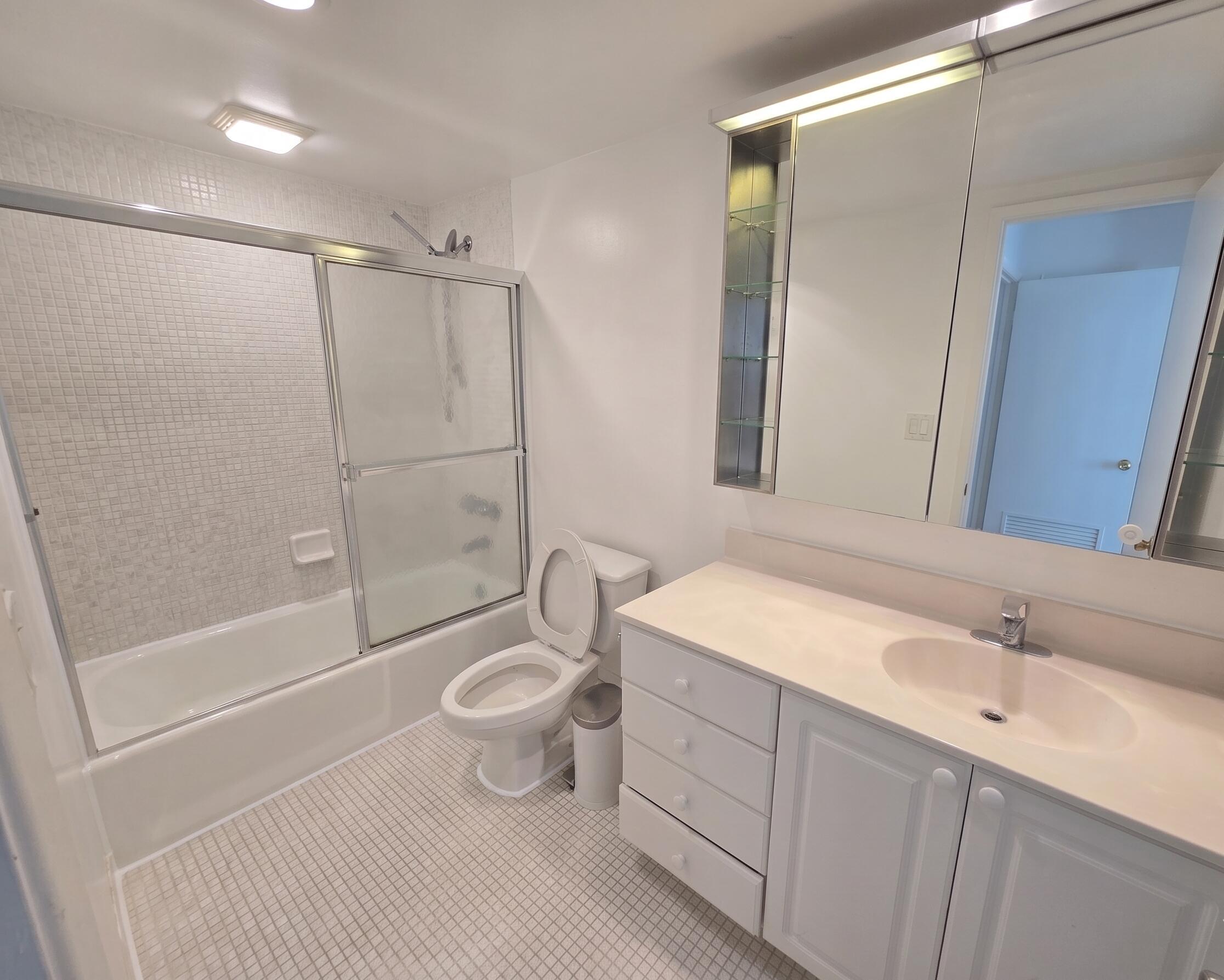 Image 4: Bathroom