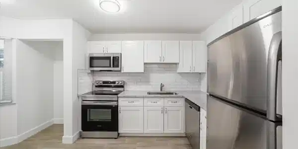 Image 3: 04-Kitchen