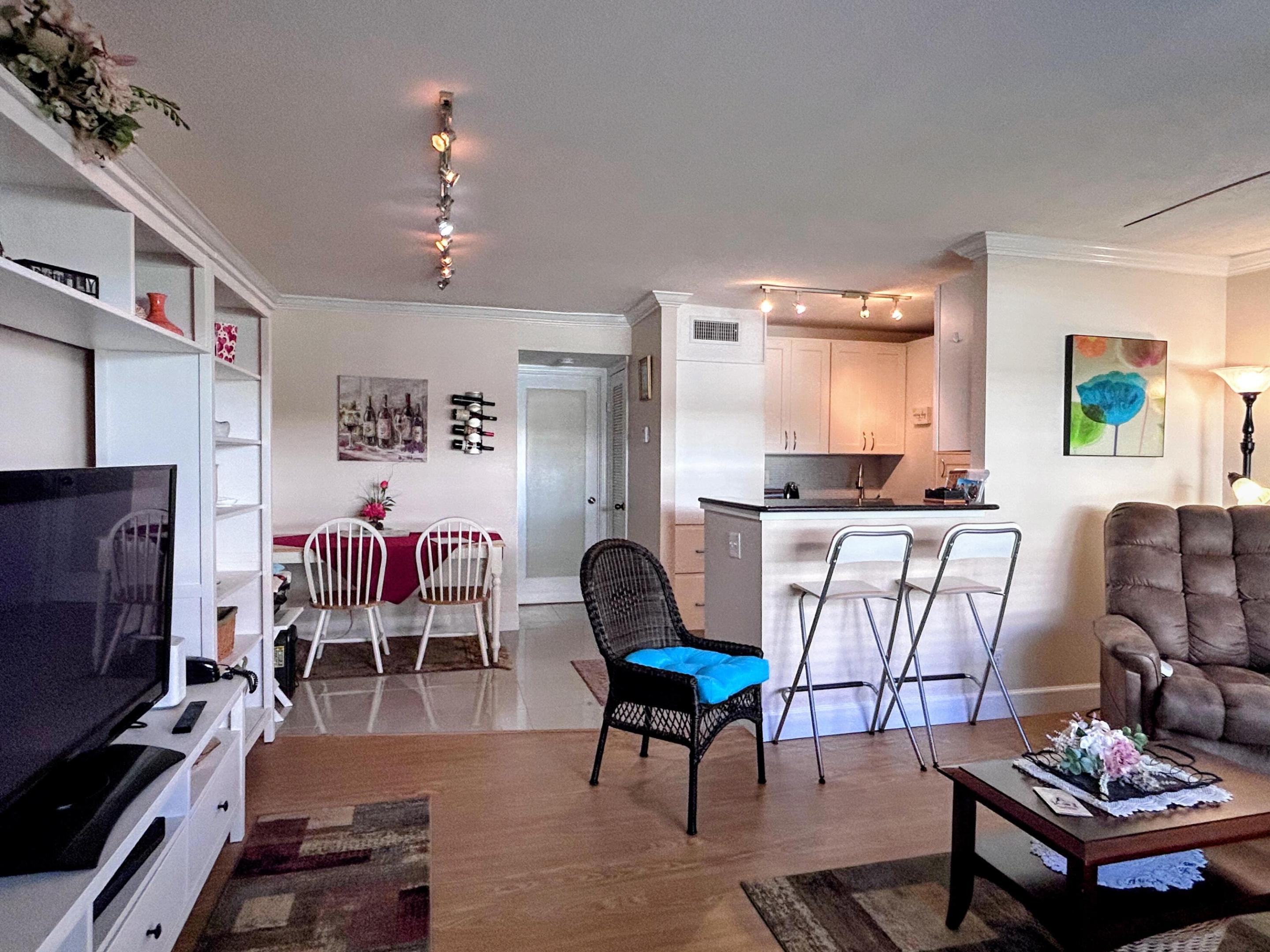 Image 3: Dining/kitchen