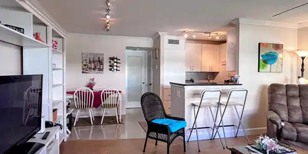 Image 3: Dining/kitchen