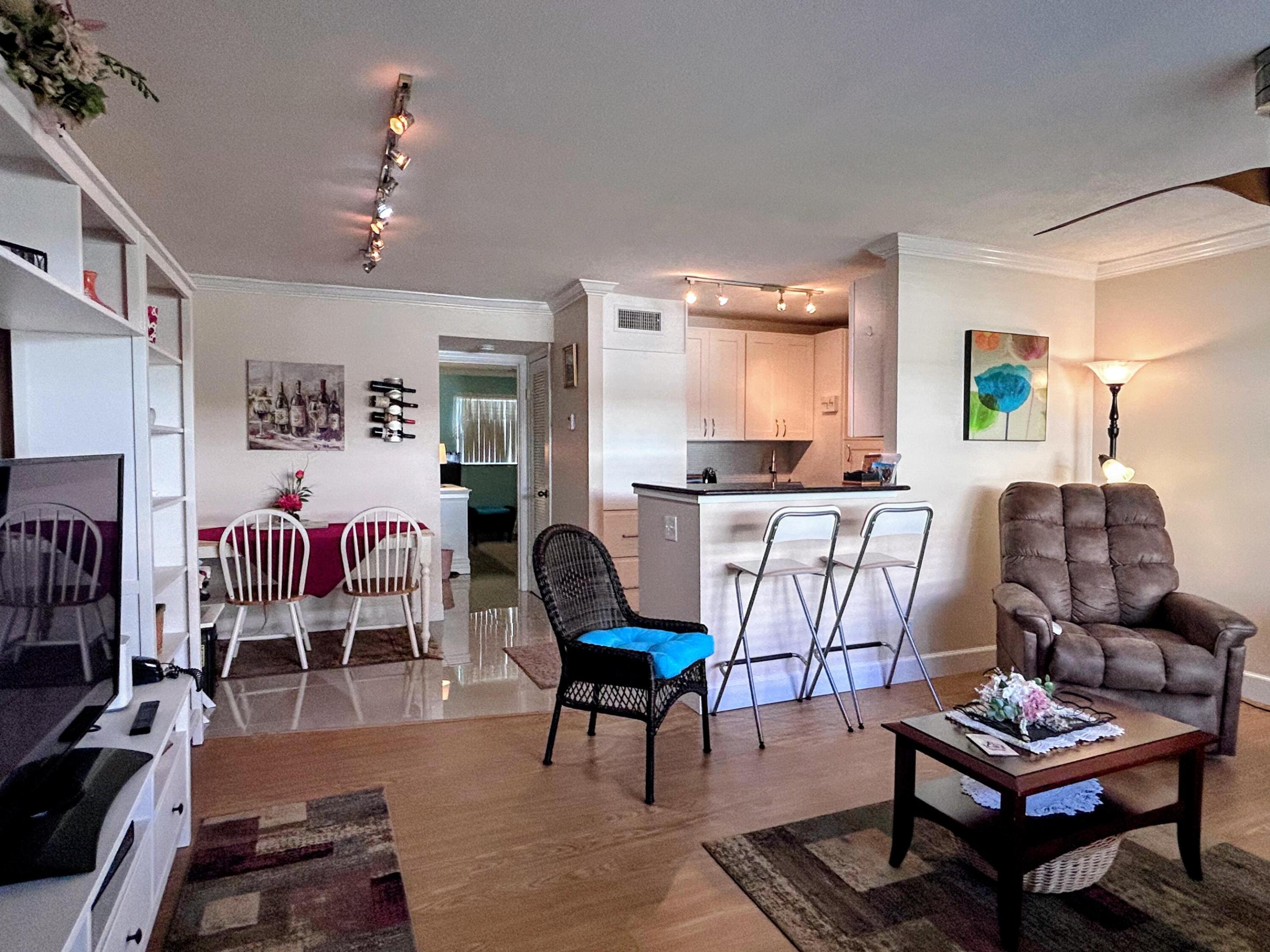 Image 4: Dining/kitchen