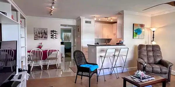 Image 4: Dining/kitchen