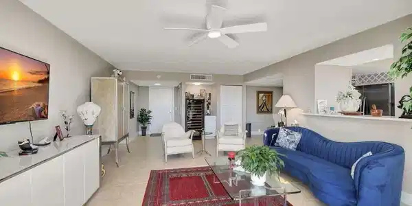 Image 3: Living room c