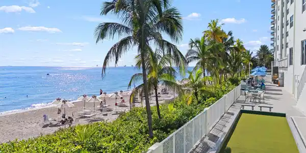 Image 3: southpoint promenade and beach