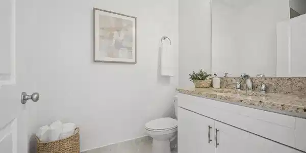 Image 4: Flex room bathroom