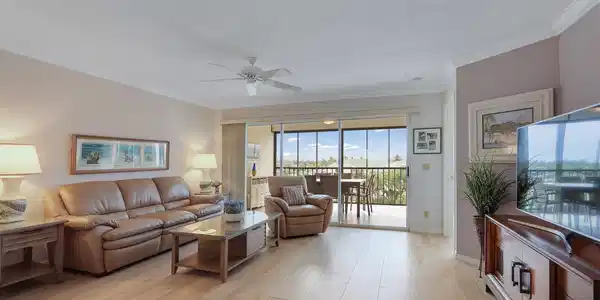 Image 3: Living room with 3-panel glass slider door to Lana