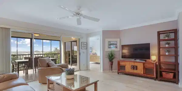 Image 4: Living room with 3-panel glass slider door to Lana