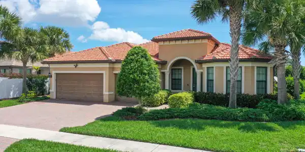 301 SE Huntington Circle