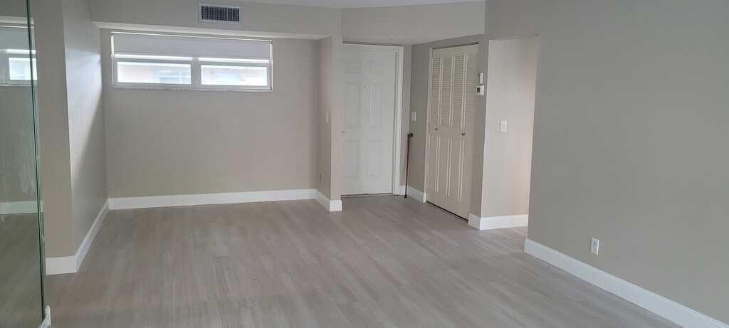Image 4: Entrance-Dining Room