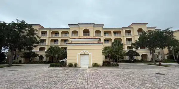 20 Harbour Isle Drive W
