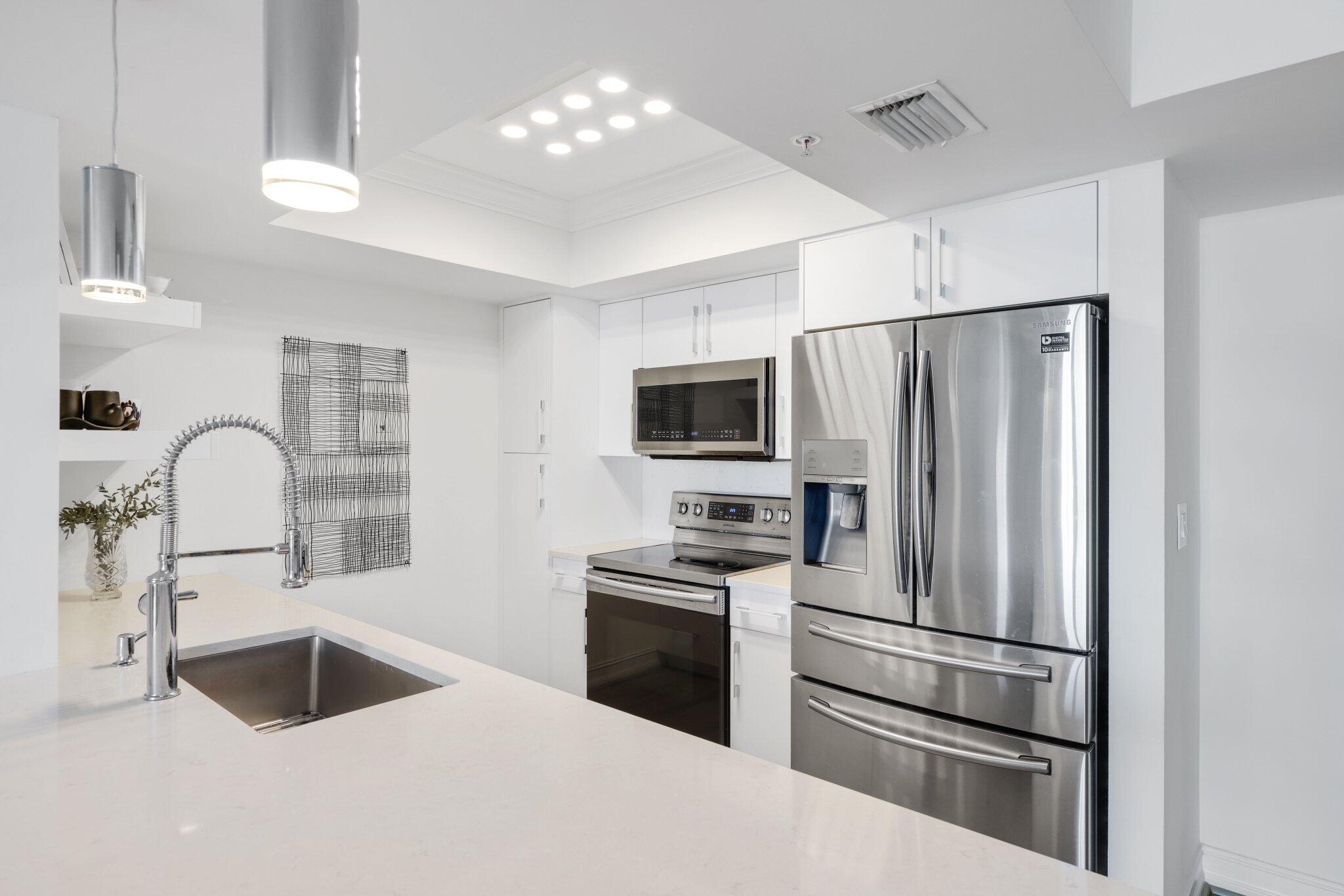 Image 4: KITCHEN