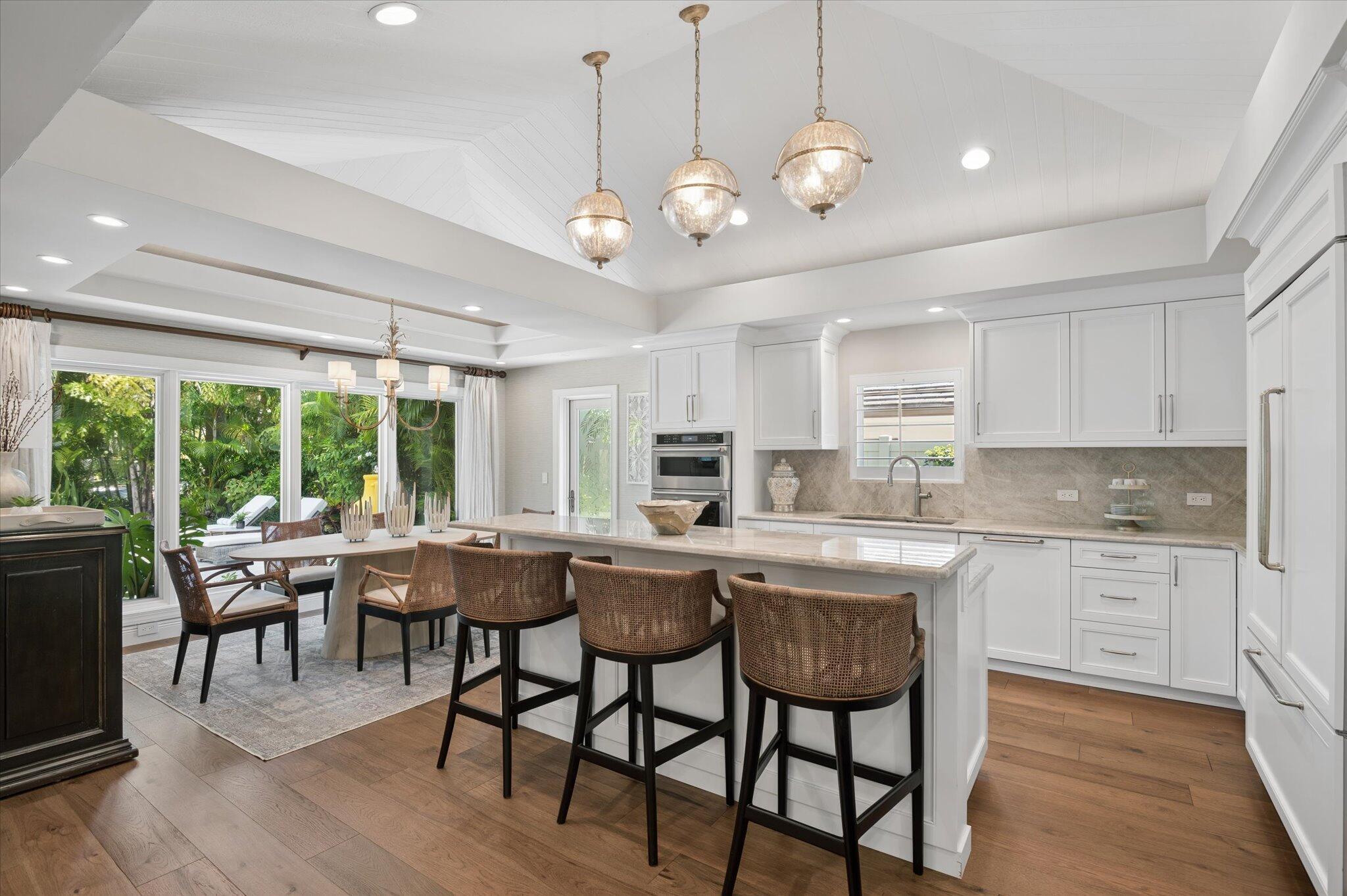 Image 4: Fully renovated kitchen with breakfast bar, panele